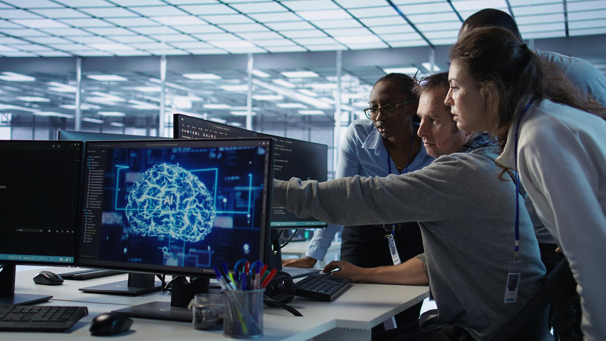 Equipo de trabajo colaborando mientras sistemas digitales inteligentes automatizan procesos y muestran información relevante en segundo plano.